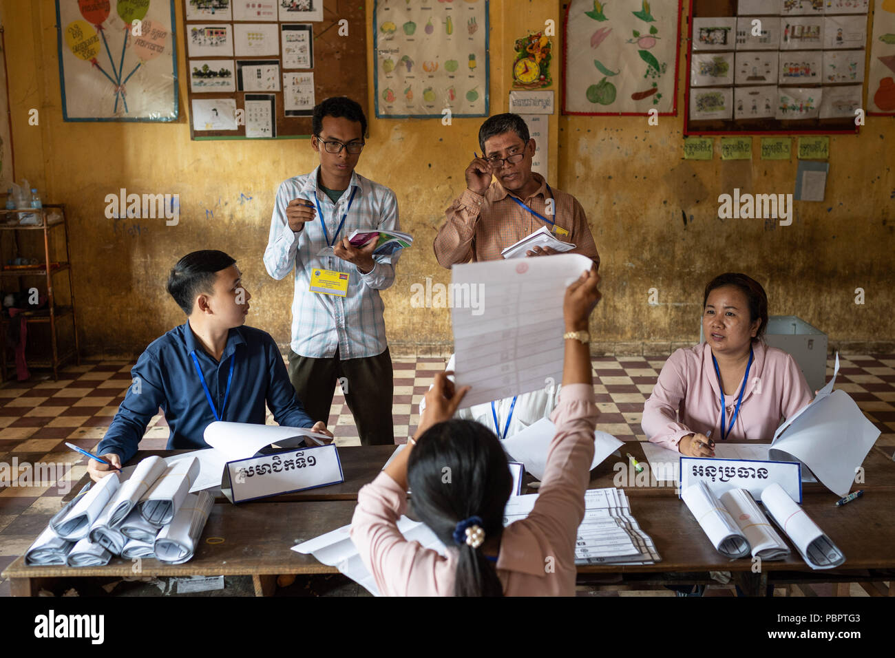 Phnom Penh, Kambodscha. 29. Juli, 2018. Eine Frau zeigt Beobachter den Wahlschein bei der Intonation, was sie geprägt hat. Kambodscha am 29. Juli gestimmt in einer Wahl stellen 33 strongman Premier Hun Sen die Jahre an der Macht zu verlängern. Die einzige glaubwürdige Opposition aufgelöst wurde, effektiv gedreht, das Land in eine Ein-Parteien-Staat. Credit: Enric CatalÃ Contreras/SOPA Images/ZUMA Draht/Alamy leben Nachrichten Stockfoto