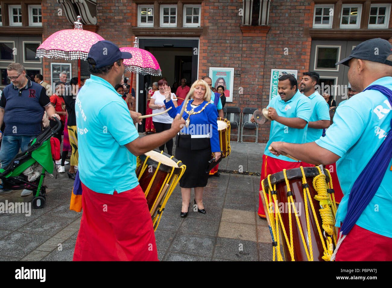 Warrington, Großbritannien, 29. Juli 2018. Vom 29. Juli 2018 - Warrington ethnischen Gemeinschaften Association (WECA) hielt seinen fünften jährlichen MELA Festival. Die üblichen Spaziergang vom Rathaus fand nicht statt wegen der nassen und windigen Wetter und die Veranstaltung, die in die Queen's Gardens in Palmyra Platz abgehalten worden sein sollten, in der Nähe der Innenstadt, wurde im Inneren der Parr Hall Gebäude geändert Stockfoto