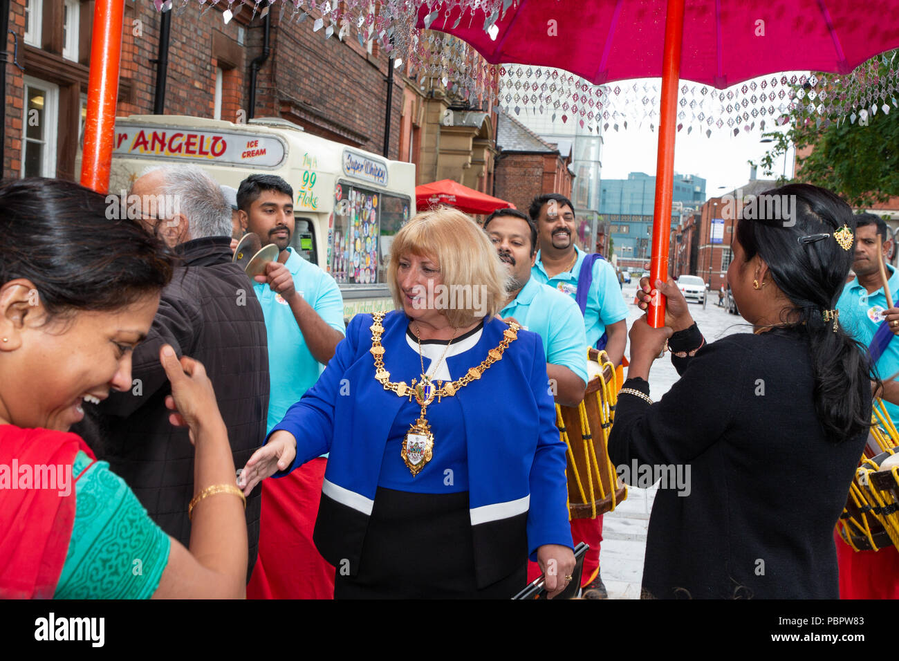 Warrington, Großbritannien, 29. Juli 2018. Vom 29. Juli 2018 - Warrington ethnischen Gemeinschaften Association (WECA) hielt seinen fünften jährlichen MELA Festival. Die üblichen Spaziergang vom Rathaus fand nicht statt wegen der nassen und windigen Wetter und die Veranstaltung, die in die Queen's Gardens in Palmyra Platz abgehalten worden sein sollten, in der Nähe der Innenstadt, wurde im Inneren der Parr Hall Gebäude geändert Stockfoto