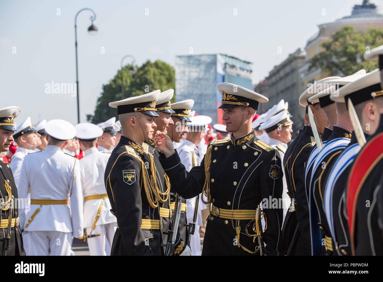 St. Petersburg. 29. Juli, 2018. Russische Marine Personal warten vor der Marine Parade Russische Marine Tag in St. Petersburg, Russland, am 29. Juli 2018 zu markieren. Die marine Day ist ein nationaler Feiertag in Russland, die in der Regel am letzten Sonntag im Juli statt. Credit: Wu Zhuang/Xinhua/Alamy leben Nachrichten Stockfoto