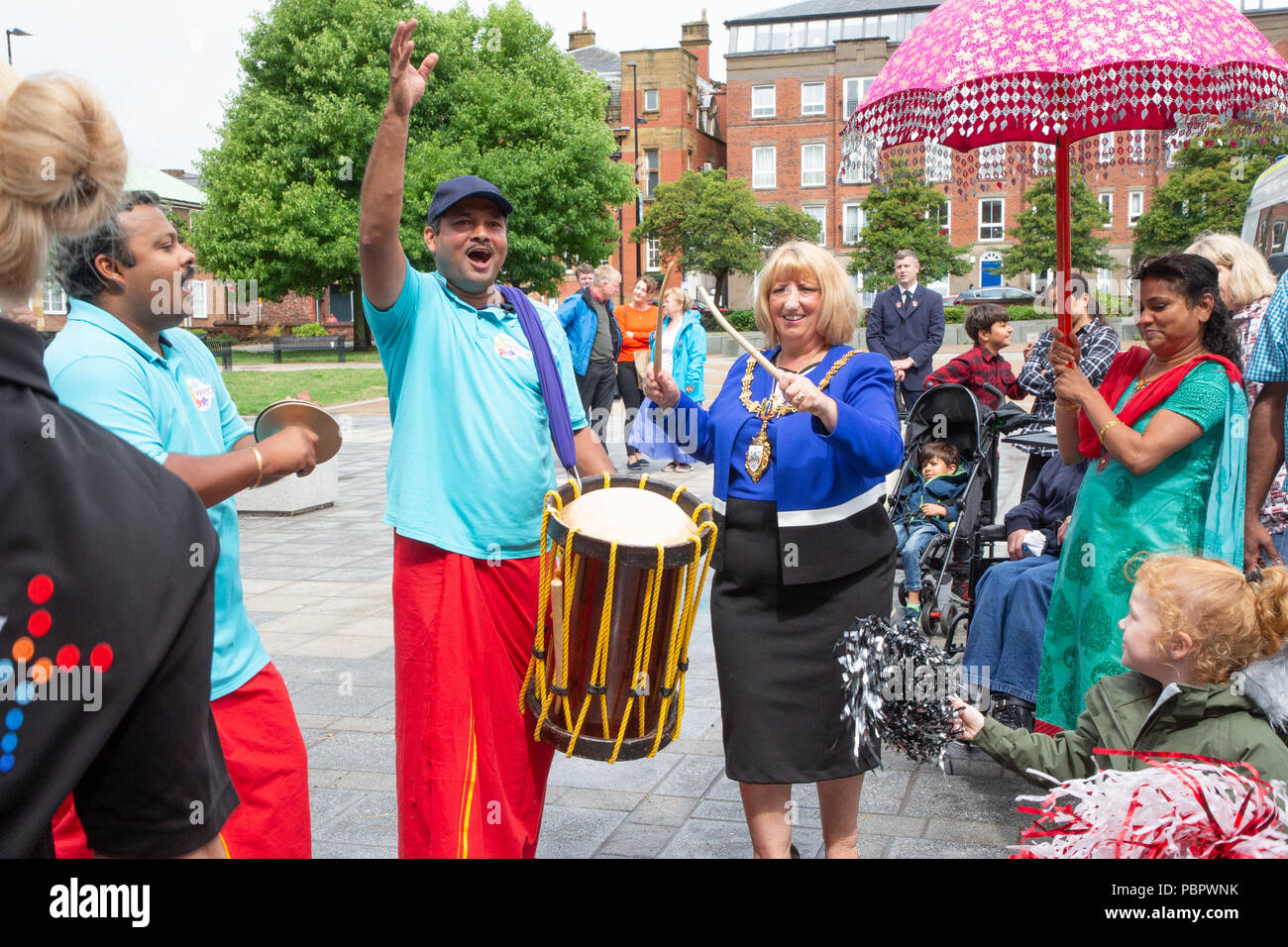 Warrington, Großbritannien, 29. Juli 2018. Vom 29. Juli 2018 - Warrington ethnischen Gemeinschaften Association (WECA) hielt seinen fünften jährlichen MELA Festival. Die üblichen Spaziergang vom Rathaus fand nicht statt wegen der nassen und windigen Wetter und die Veranstaltung, die in die Queen's Gardens in Palmyra Platz abgehalten worden sein sollten, in der Nähe der Innenstadt, wurde im Inneren der Parr Hall Gebäude geändert Stockfoto