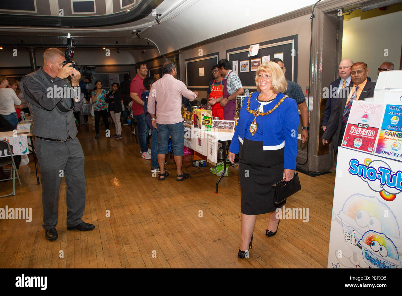 Warrington, Großbritannien, 29. Juli 2018. Vom 29. Juli 2018 - Warrington ethnischen Gemeinschaften Association (WECA) hielt seinen fünften jährlichen MELA Festival. Die üblichen Spaziergang vom Rathaus fand nicht statt wegen der nassen und windigen Wetter und die Veranstaltung, die in die Queen's Gardens in Palmyra Platz abgehalten worden sein sollten, in der Nähe der Innenstadt, wurde im Inneren der Parr Hall Gebäude geändert Stockfoto