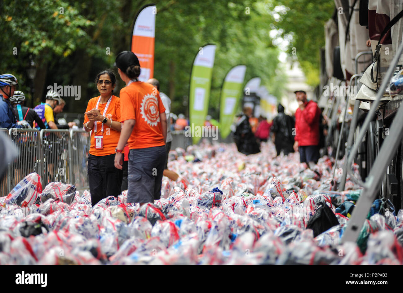 London, UK, 29. Juli 2018. Prudential Fahrt London-Surrey 100. Die "EA" der Reiter persönliche Sachen in Constitution Hill nach London - Surrey 100, die sieht 26.000 amateur Radfahrer auf eine Cycling Challenge wie kein anderer durch London und Surrey Nehmen auf einer ähnlichen Route wie die 2012 in London olympische Straßenrennen, als Teil des aufsichtsrechtlichen RideLondon Festival der Radfahren Wochenende. @ David Rebhuhn/Alamy leben Nachrichten Stockfoto