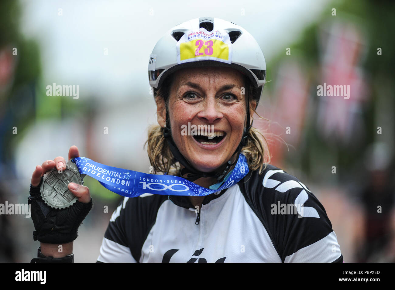 London, UK, 29. Juli 2018. Prudential Fahrt London-Surrey 100. BBC Frühstück Moderator und GB Team Triathlet, Louise Minchin zeigt ihre Freude über den Abschluss der London - Surrey 100, die sieht 26.000 amateur Radfahrer auf eine Cycling Challenge wie kein anderer durch London und Surrey Nehmen auf einer ähnlichen Route wie die 2012 in London olympische Straßenrennen, als Teil des aufsichtsrechtlichen RideLondon Festival der Radfahren Wochenende. @ David Rebhuhn/Alamy leben Nachrichten Stockfoto