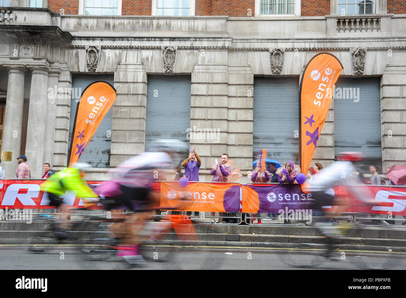 London, UK, 29. Juli 2018. Prudential Fahrt London-Surrey 100. Reiter Rennen Whitehall Bejubelten von Mitgliedern der Sinn der Liebe, da sie das Ende der London - Surrey 100, die sieht 26.000 amateur Radfahrer auf eine Cycling Challenge wie kein anderer durch London und Surrey Nehmen auf einer ähnlichen Route wie die 2012 in London olympische Straßenrennen, als Teil des aufsichtsrechtlichen RideLondon Festival der Radfahren Wochenende Ansatz. @ David Rebhuhn/Alamy leben Nachrichten Stockfoto