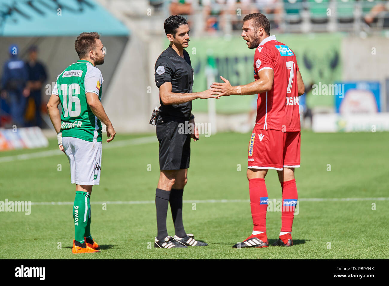 St Gallen Schweiz 29 Juli 2018 Schiedsrichter Adrien Jacottet Erklart Seine Entscheidung Andreas Wittwer Und Pajtim