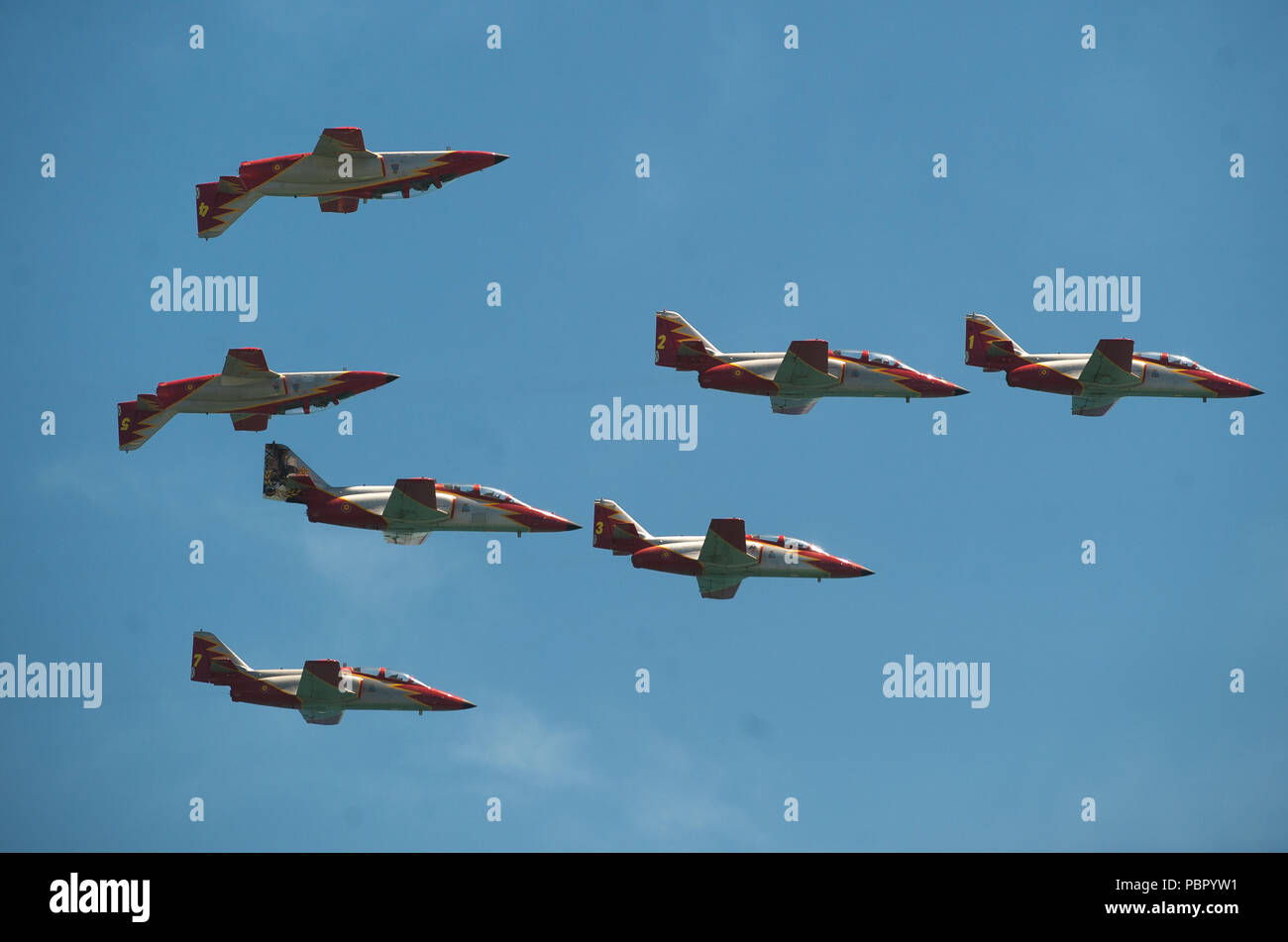 Malaga, Spanien. 29. Juli, 2018. Team Mitglieder der Spanischen Luftwaffe' Patrulla Aguila" durchführen: Die Luft während der 2018 Torre del Mar International Air Festival in Torre del Mar, in der Nähe von Malaga. Die 2018 Torre del Mar International Air Festival wird am 27., 28. und 29. Juli und zieht über 300.000 Zuschauer. Credit: Jesus Merida/SOPA Images/ZUMA Draht/Alamy leben Nachrichten Stockfoto