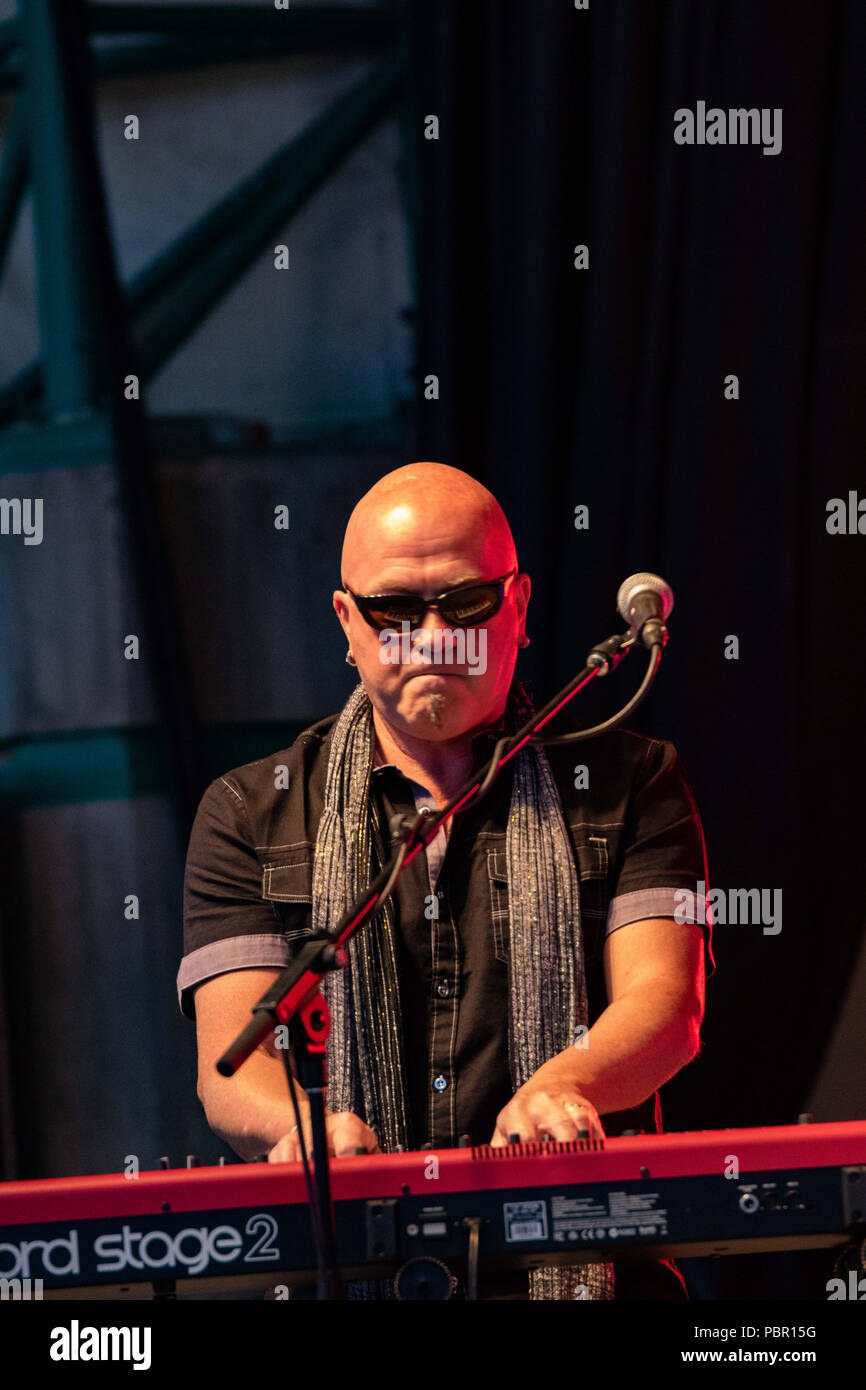 Edmonton, Alberta, Kanada. 25. Juli, 2018. Marc Gladstone auf Tasten und Gesang gesehen. Kanadische Symbole Prisma Hit der K-Tage Norden Phase einer in Masse gepackt. Die Band gibt es schon seit 41 Jahren, mit 15 Alben in jeder Dekade freigegeben. Die Band über 15 Top 100 Hits in Kanada und den USA. Credit: Ron Palmer/SOPA Images/ZUMA Draht/Alamy leben Nachrichten Stockfoto