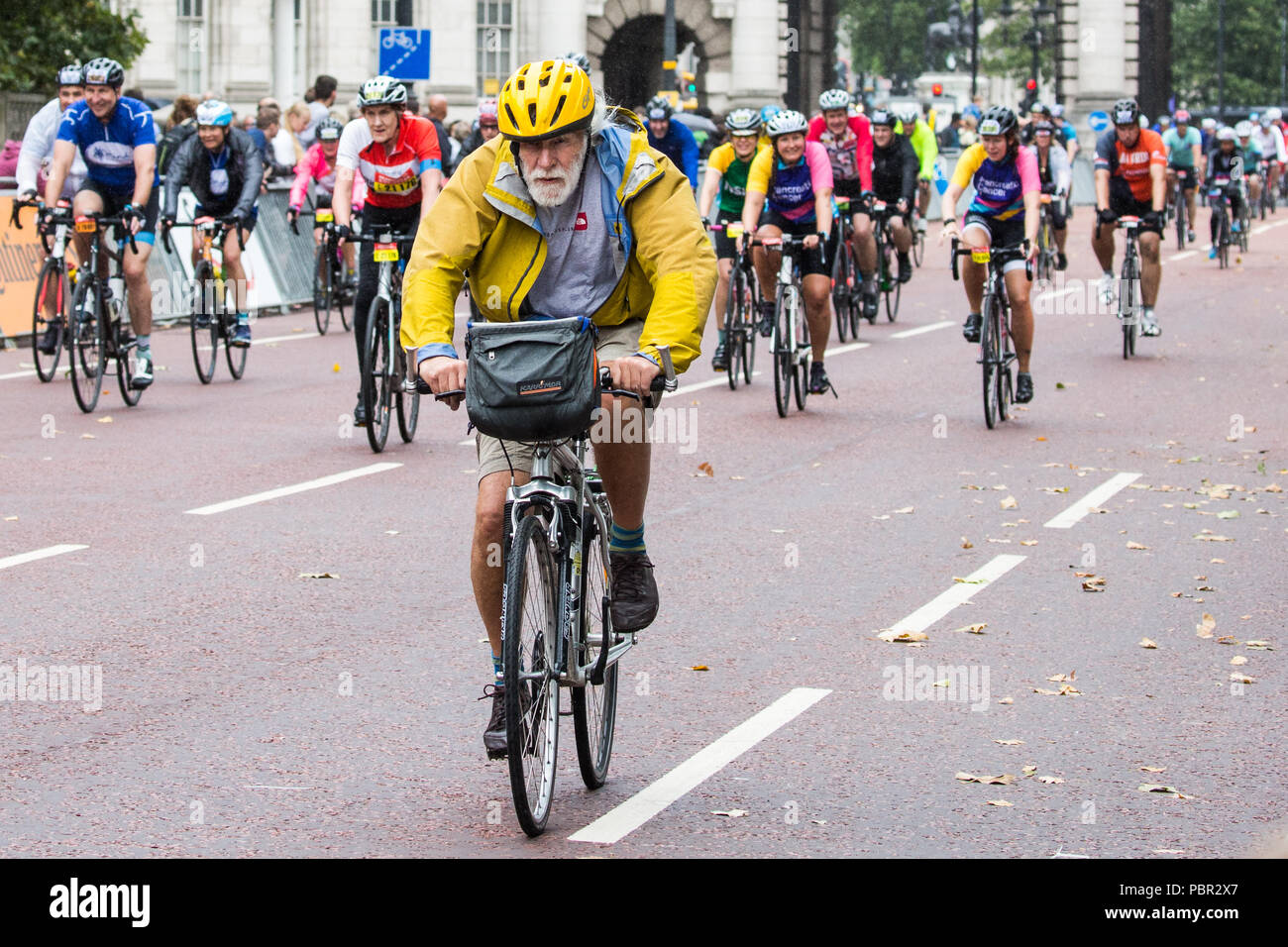 London, Großbritannien. 29. Juli, 2018. Reiter Pass entlang der Mall auf dem Weg zur Ziellinie während der aufsichtsrechtlichen Fahrt London-Surrey 100 und aufsichtsrechtliche Fahrt London-Surrey 46 Veranstaltungen. Die 100 Veranstaltung findet am geschlossenen Straßen in London und in Surrey auf einer Strecke mit Prüfung klettert in die Olympischen Spiele 2012 genutzt, während die 46 Veranstaltung in der Queen Elizabeth Olympic Park und endet beginnt auf der Mall. Credit: Mark Kerrison/Alamy leben Nachrichten Stockfoto