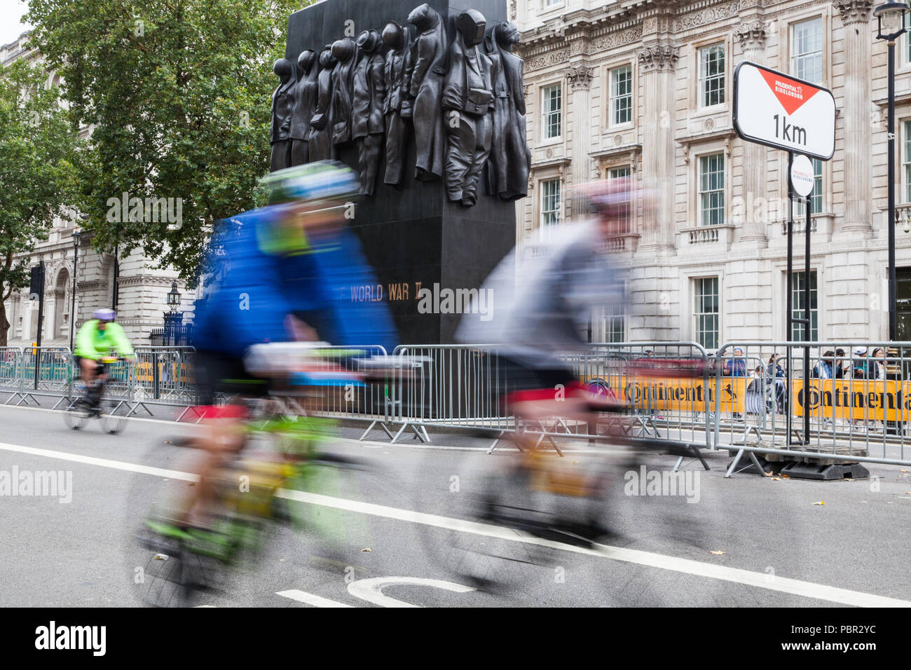 London, Großbritannien. 29. Juli, 2018. Reiter an Whitehall während der aufsichtsrechtlichen Fahrt London-Surrey 100 und aufsichtsrechtliche Fahrt London-Surrey 46 Veranstaltungen. Die 100 Veranstaltung findet am geschlossenen Straßen in London und in Surrey auf einer Strecke mit Prüfung klettert in die Olympischen Spiele 2012 genutzt, während die 46 Veranstaltung in der Queen Elizabeth Olympic Park und endet beginnt auf der Mall. Credit: Mark Kerrison/Alamy leben Nachrichten Stockfoto