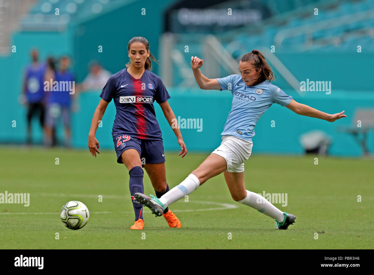 Miami Gardens, Florida, USA. 29. Juli, 2018. Von Manchester City Caroline Weir passt den Ball vor Paris Saint-Germain ist Anissa Lahmari während des dritten Platz Spiel des Turniers der Internationalen Champions Cup Frauen im Hard Rock Stadion in Miami Gardens, 29. Juli 2018. John McCall, South Florida Sun Sentinel Credit: Sonne-hinweissymbol/ZUMA Draht/Alamy leben Nachrichten Stockfoto