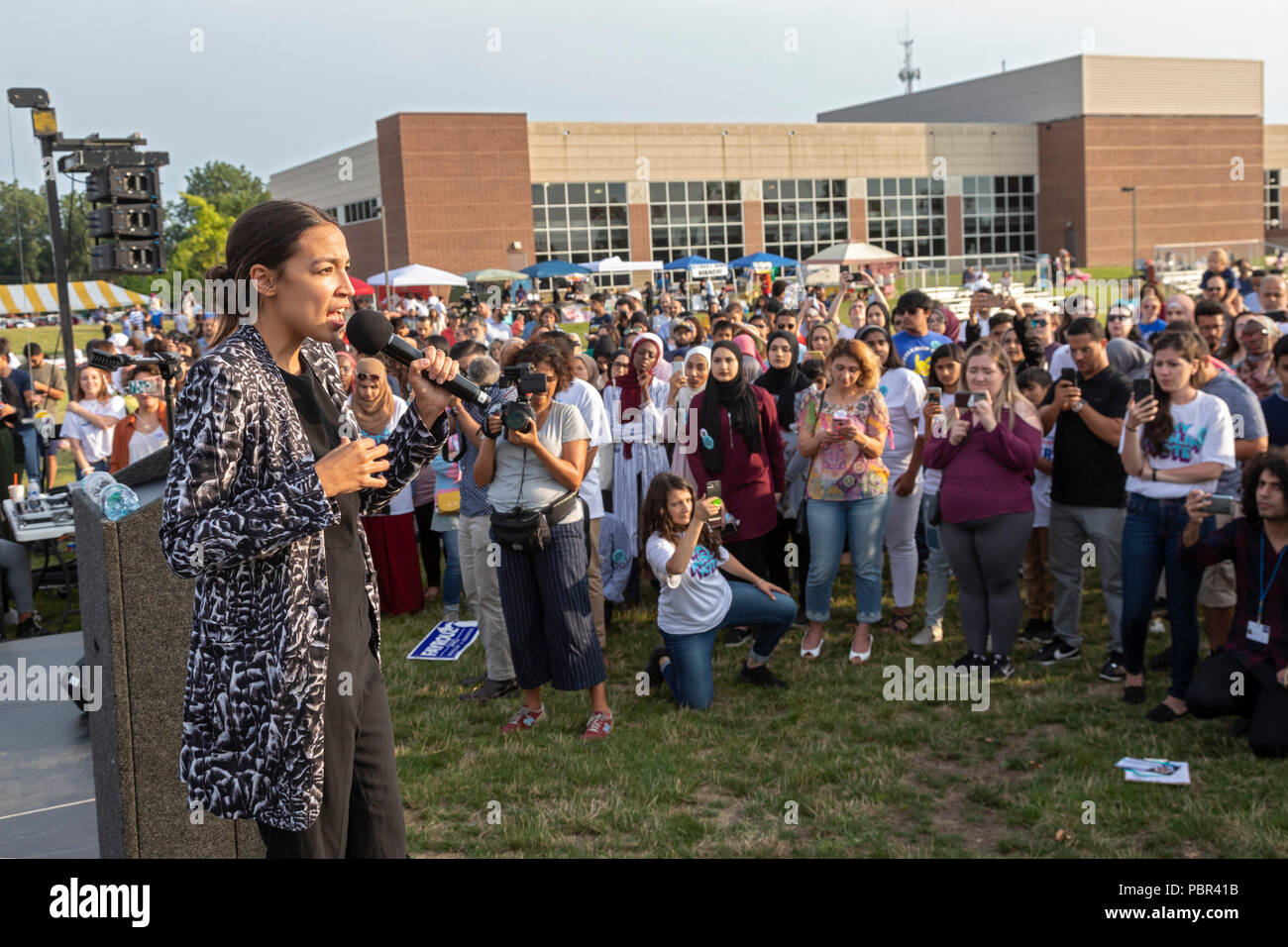Dearborn, Michigan, USA - 29. Juli 2018 - Alexandria Ocasio-Cortez spricht auf ein Moslem aus der Abstimmung Rally, die von mehreren muslimischen Organisationen gefördert. Ocasio-Cortez ist der demokratische Kandidat für den Kongress im 14. Bezirk von New York, in umgekippt etablierten Joe Crowley. Quelle: Jim West/Alamy leben Nachrichten Stockfoto