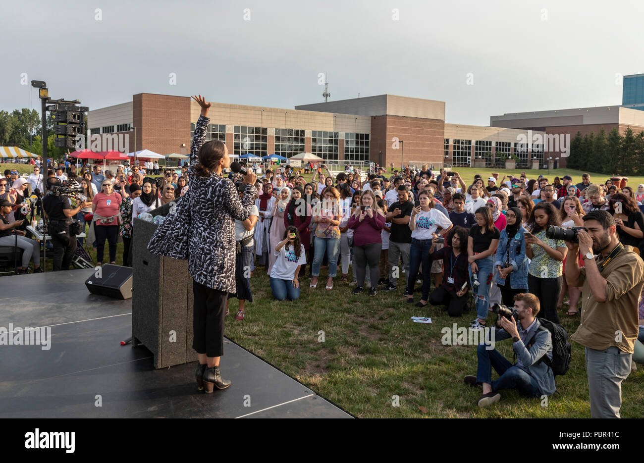 Dearborn, Michigan, USA - 29. Juli 2018 - Alexandria Ocasio-Cortez spricht auf ein Moslem aus der Abstimmung Rally, die von mehreren muslimischen Organisationen gefördert. Ocasio-Cortez ist der demokratische Kandidat für den Kongress im 14. Bezirk von New York, in umgekippt etablierten Joe Crowley. Quelle: Jim West/Alamy leben Nachrichten Stockfoto