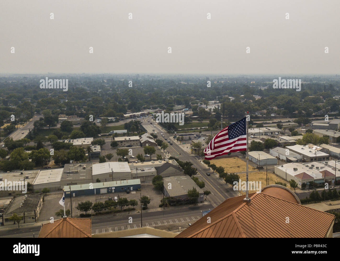 Modesto, Kalifornien, USA, 29. Juli 2018. Ein graues smokey Sky umfasst zentrale Kalifornien heraus blockieren den blauen Himmel und Sonne. Mit wilden Feuer während des Zustandes das Zentrale Tal von Kalifornien durch den Rauch wie in Modesto, Kalifornien Sonntag Juli 29, 2018 gesehen bedeckt wird. Credit: Marty Bicek/ZUMA Draht/Alamy leben Nachrichten Stockfoto