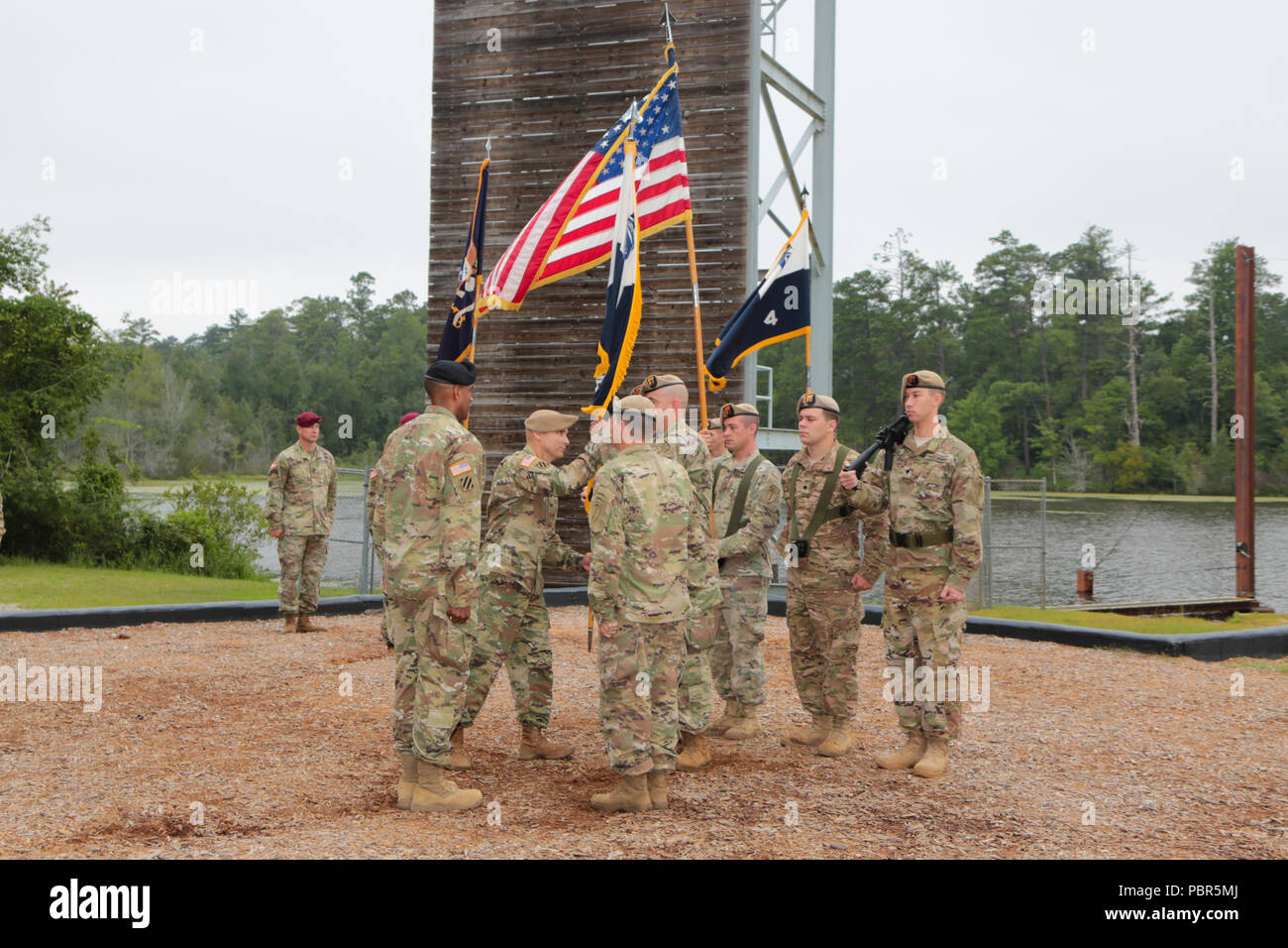 FORT Benning, Ga (24 Juli 2018) - Oberst Michael A. Scarpulla, eingehende Commander der zerstreuten und Ranger Training Bataillon, übergibt sie das Gerät guidon. Die ARTB statt einer Änderung des Befehls Juli 24 bei Sieg Teich in Fort Benning, Georgia, einladende Scarpulla auf Befehl und Abschied von Oberst Douglas G. Vincent. (U.S. Armee Foto von Markeith Horace, Manöver, Center of Excellence, Fort Benning Public Affairs) Stockfoto