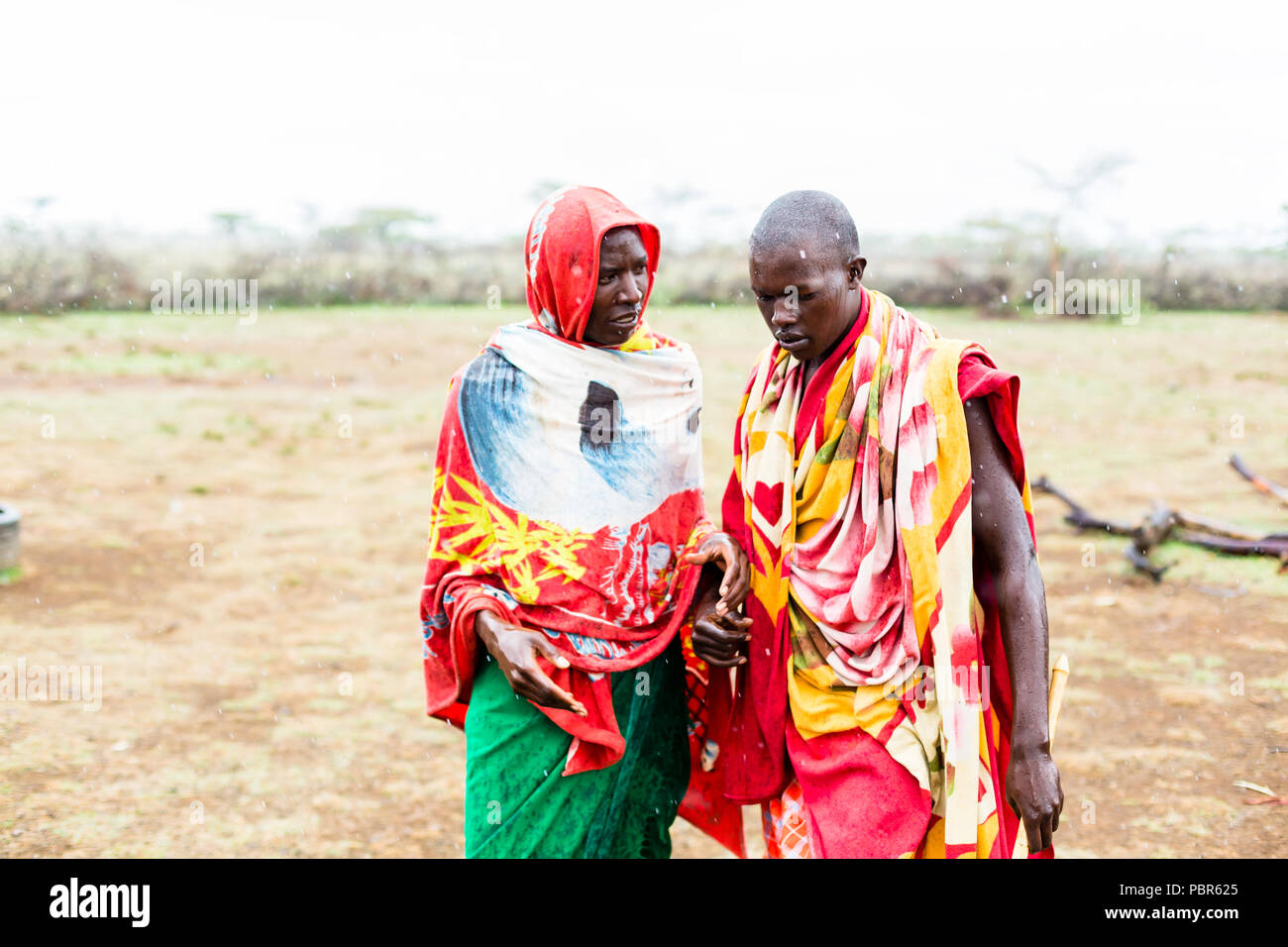 Zwei Massai Männer zusammen gehen Stockfoto