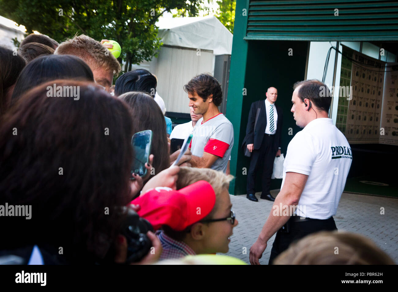 Roger Federer Autogramme für die Fans an der 2013 Gerry Weber Open in Halle (Westfalen), Deutschland. Stockfoto