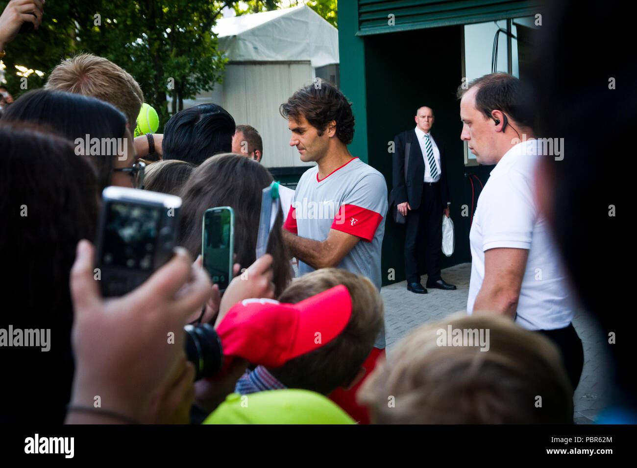 Roger Federer Autogramme für die Fans an der 2013 Gerry Weber Open in Halle (Westfalen), Deutschland. Stockfoto