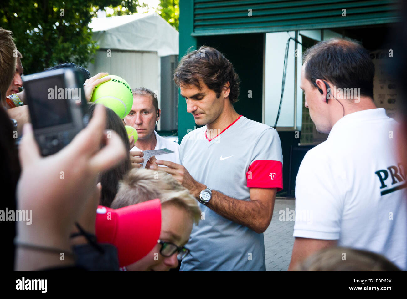 Roger Federer Autogramme für die Fans an der 2013 Gerry Weber Open in Halle (Westfalen), Deutschland. Stockfoto