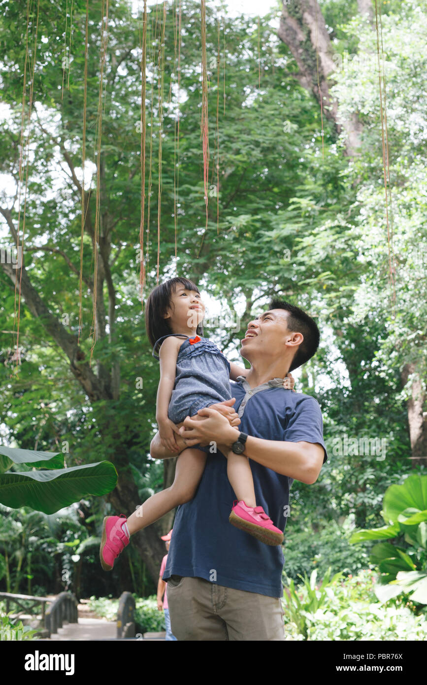 Portrait von kleines Mädchen ihr Papa mit der Natur umarmen, Familienkonzept Stockfoto