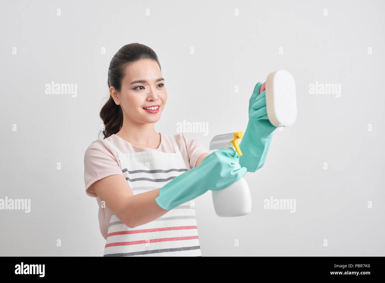 Junge Frau mit Gruppe der Reinigungsmittel. Hausrat, Reinigung, aufräumen, Reinigung Service Konzept Stockfoto