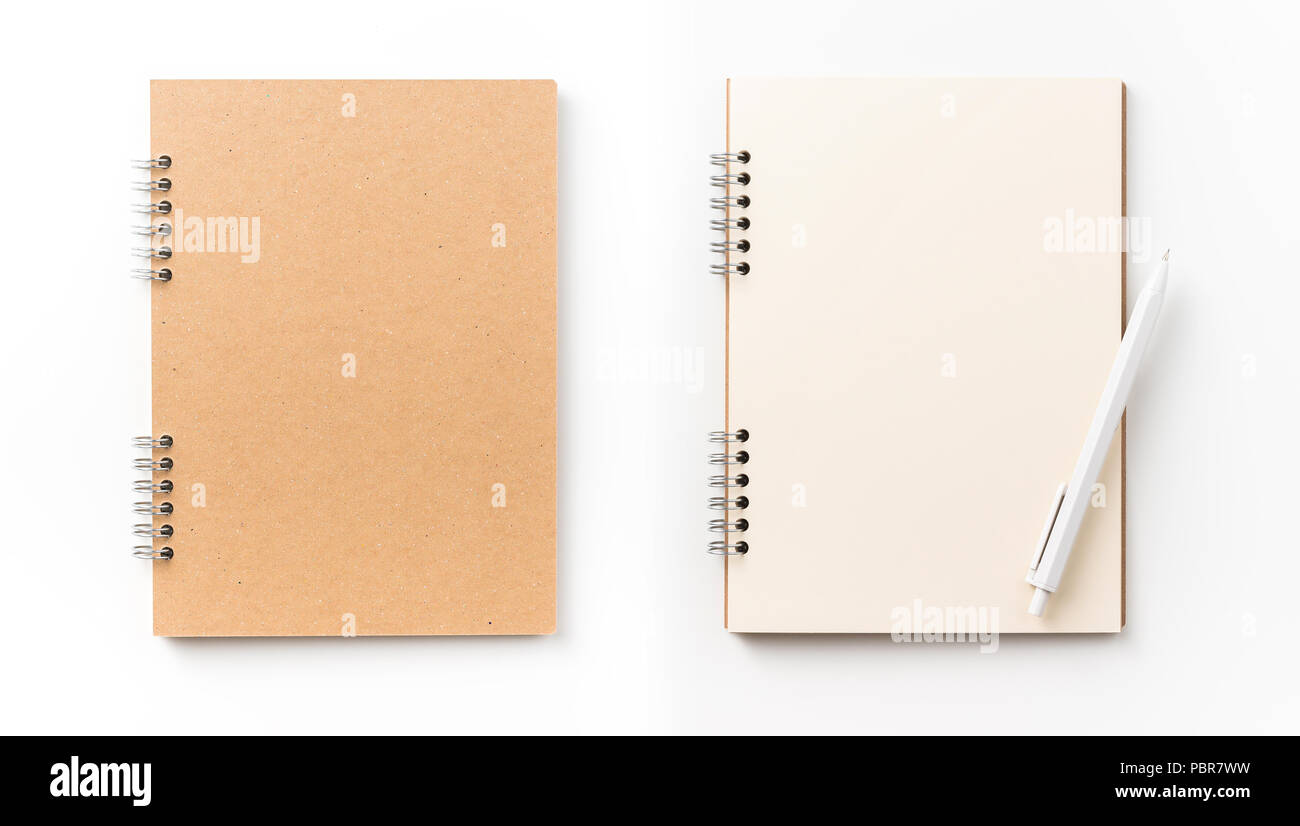 Designkonzept - Ansicht von Oben kraft Spirale notebook, leere Seite und mechanischen Bleistift auf weißen Hintergrund für Mockup isoliert Stockfoto