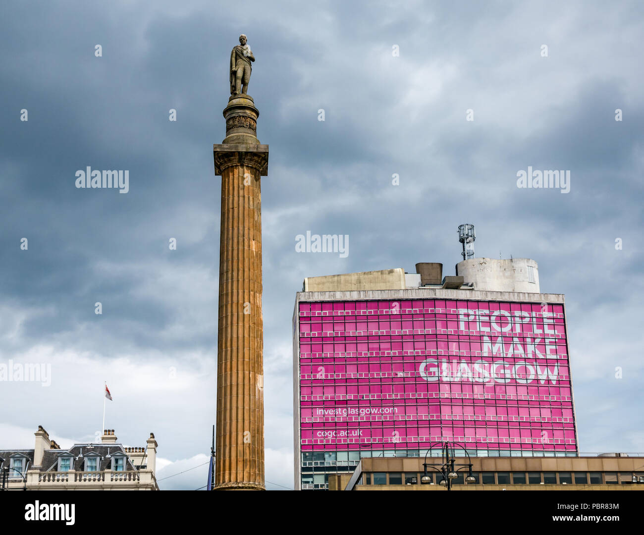 Sir Walter Scott Memorial Spalte Statue und rosa Menschen machen Glasgow Anzeige mit stürmischen Himmel, George Square, Glasgow, Schottland, Großbritannien Stockfoto