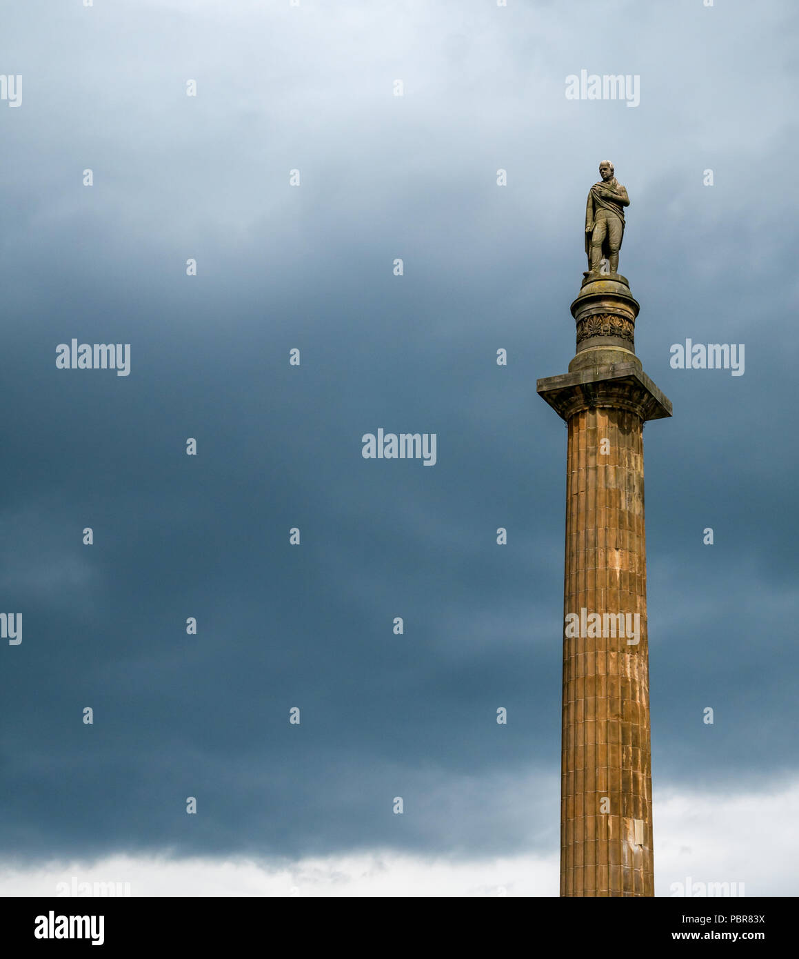 Sir Walter Scott Memorial Spalte Statue und mit stürmischen bedrohlich dunklen Himmel, George Square, Glasgow, Schottland, Großbritannien Stockfoto