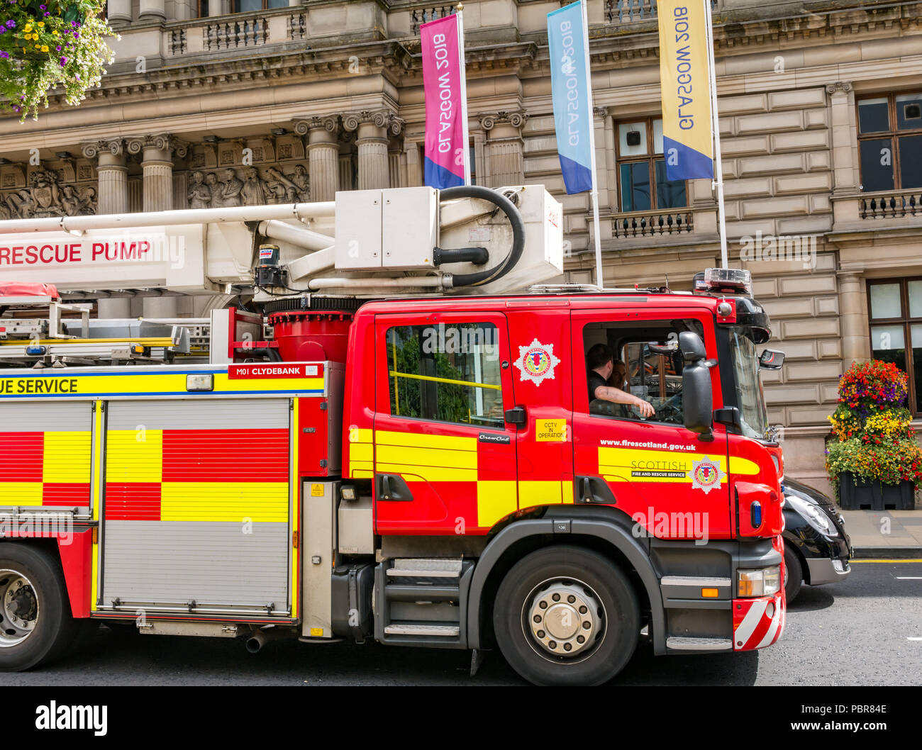 Clydebank Fire Engine vor der City Chambers, George Square, Glasgow, Schottland, Großbritannien mit Europäischen Meisterschaften 2018 Banner Stockfoto