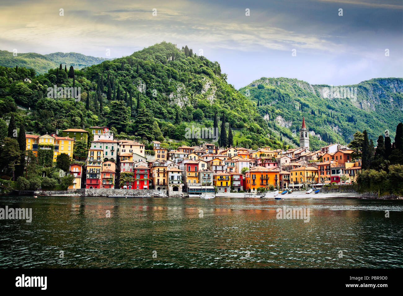 Das Dorf am Seeufer des Lago de Varenna am Comer See, Italien. Stockfoto