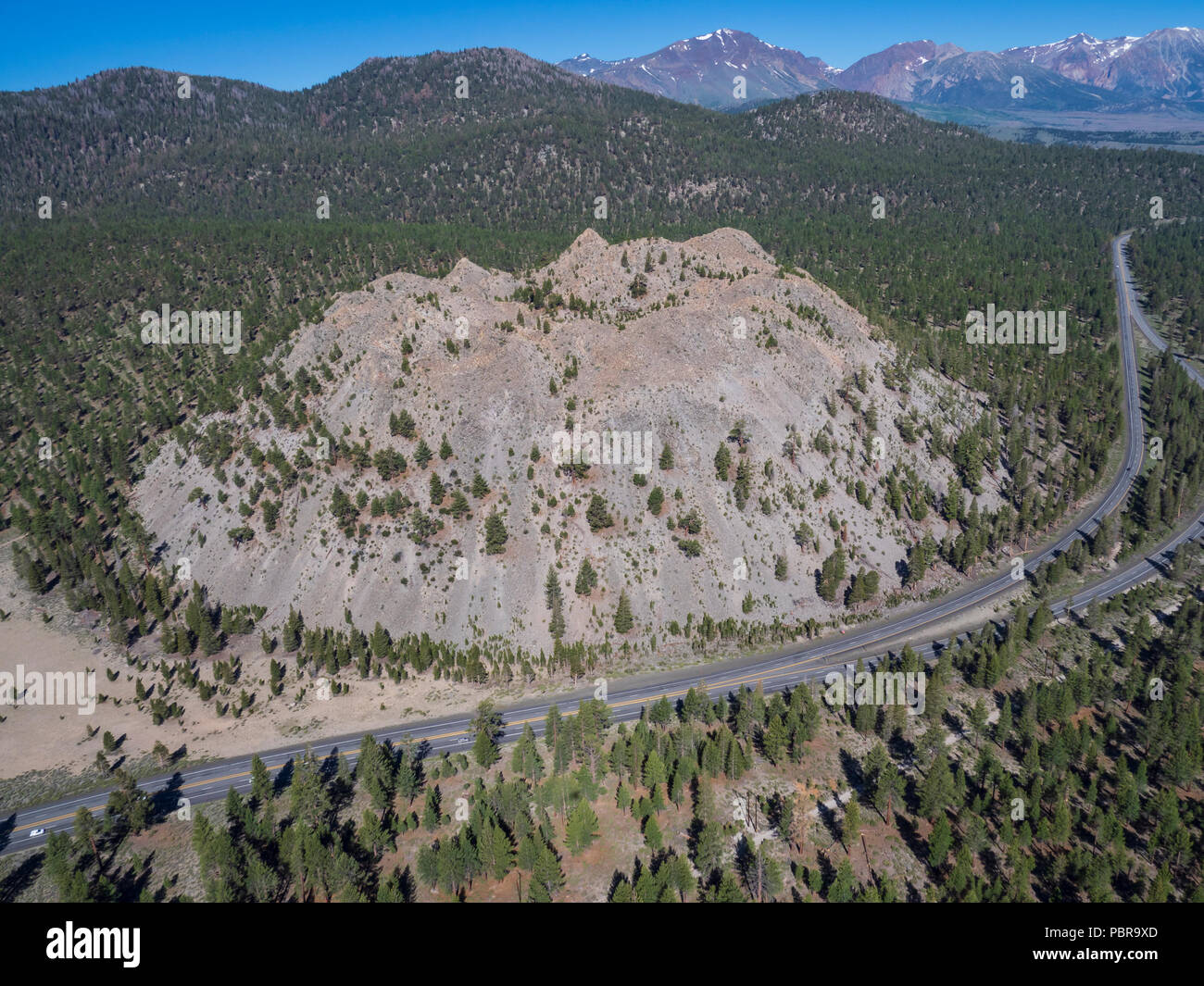 Inyo Krater und der östlichen Sierra aus der Luft, Owens Valley, Kalifornien. Stockfoto