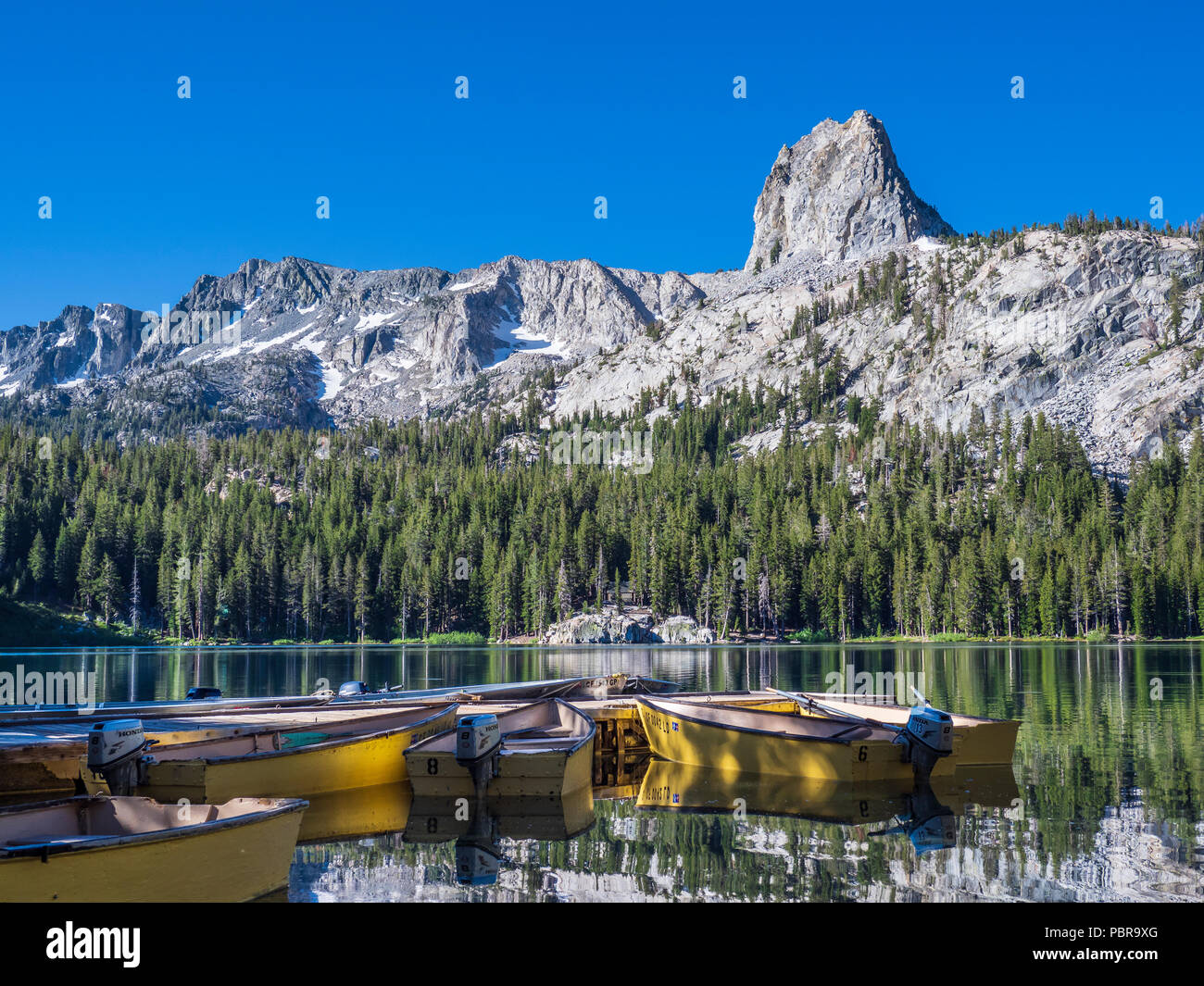 Boote am Dock, Lake George, Mammoth Lakes, California. Stockfoto