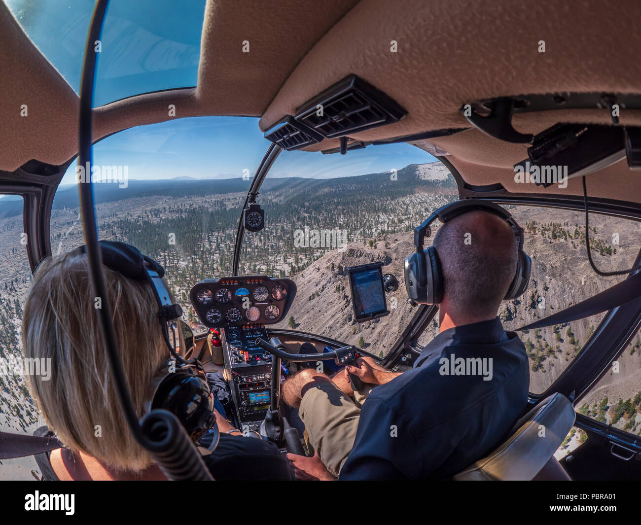 An Bord einer Robinson R44 Helikopters oberhalb des Owens Valley, Kalifornien. Stockfoto