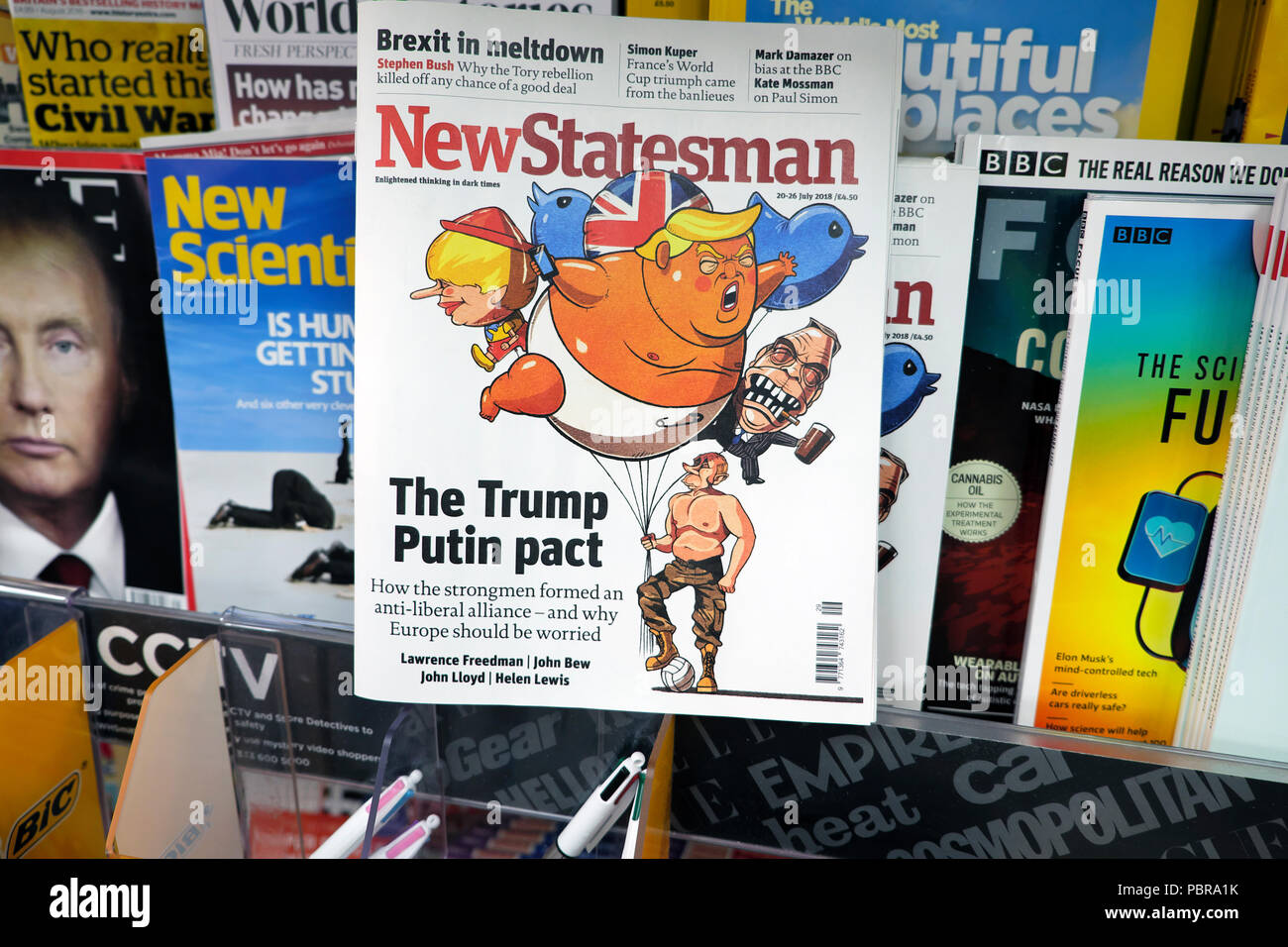 Putin fliegt Donald Trump baby Ballon auf der vorderen Abdeckung des New Statesman Magazine 2018 Magazine am Kiosk Regal London UK KATHY DEWITT Stockfoto