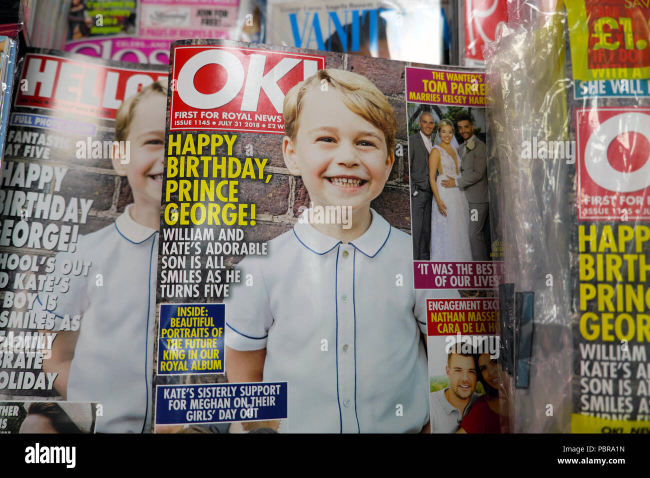 Prince George 5. Geburtstag lächelnd auf der vorderen Abdeckung des OK Magazine und Zeitschriften auf einem zeitungsladen Regal auf WH Smith Store in London UK KATHY DEWITT Stockfoto