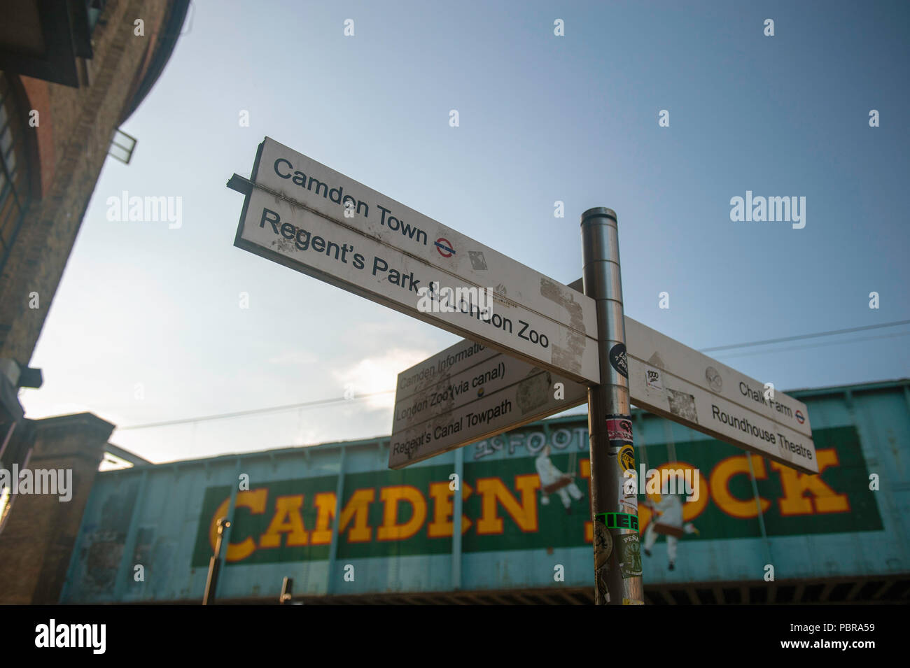 Touristische unterzeichnen und Brücke an Camden Lock Stockfoto