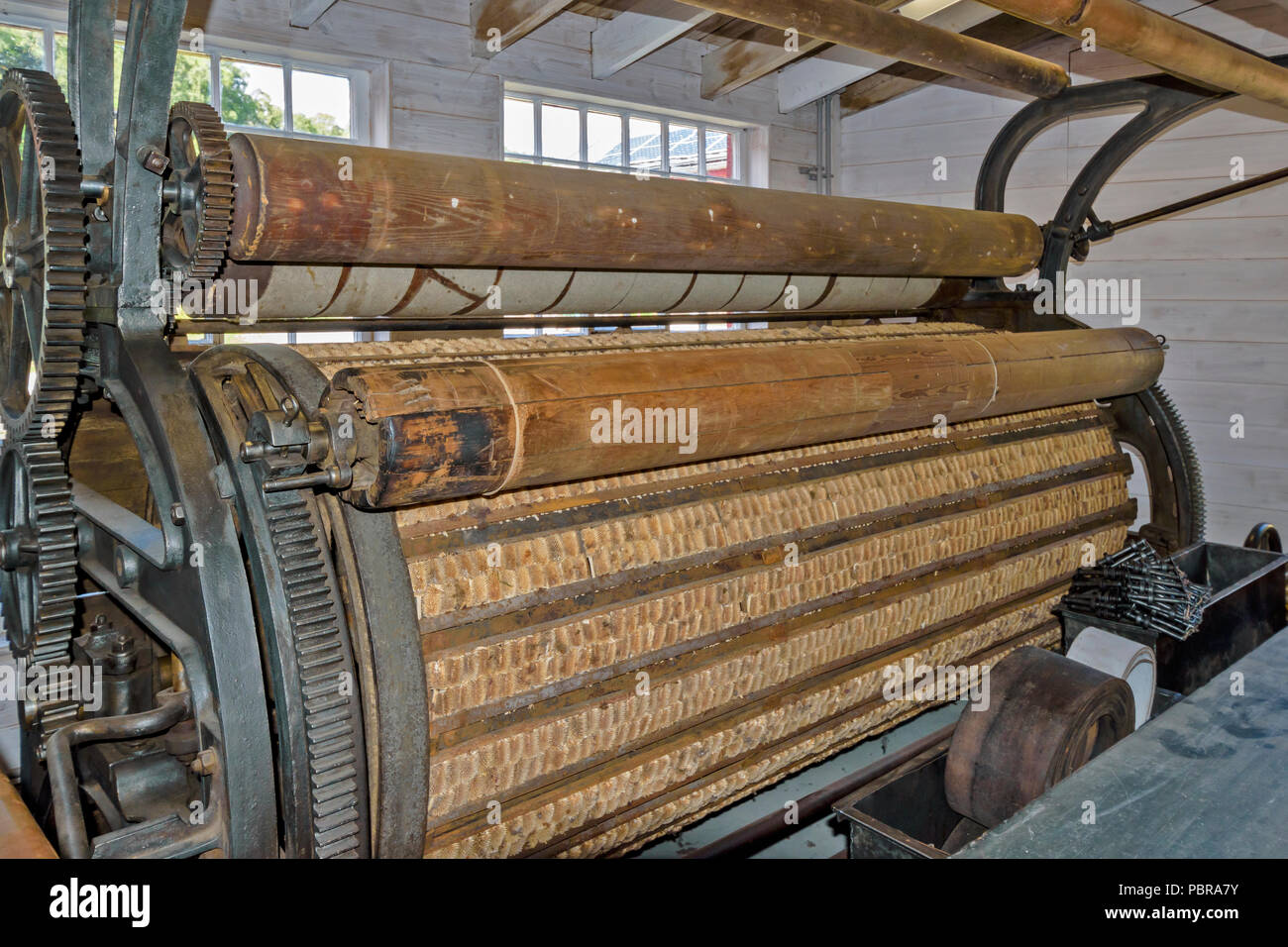 Die alten renovierten wolle Mühle an KNOCKANDO SPEYSIDE SCHOTTLAND INNENRAUM MASCHINEN MIT Reihen von TEASELS FÜR DIE ANHEBUNG DER NAP FÜR GEWEBE AUS WOLLE MATERIALIEN Stockfoto