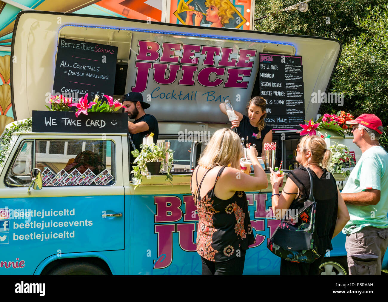 Edinburgh Food Festival 2018, George Square Gardens, Edinburgh, Schottland, UK Outdoor-Event mit Kunden in der Beetle Juice Cocktail Camper-Bar Stockfoto