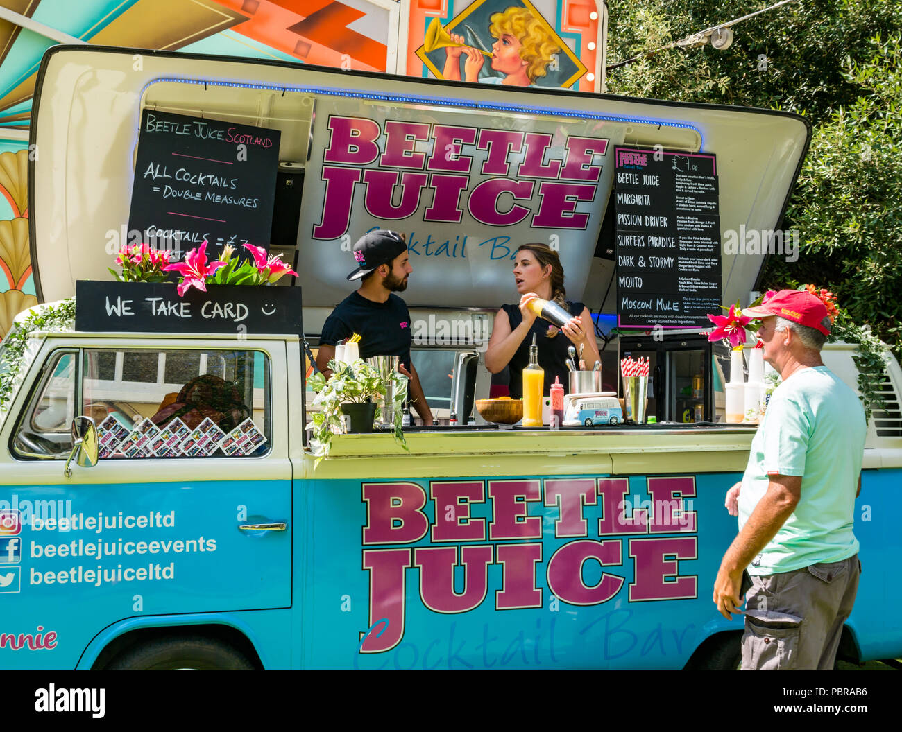 Edinburgh Food Festival 2018, George Square, Edinburgh, Schottland, UK im freien Fall mit Kunden an der Beetle Juice VW van Cocktail Bar Stockfoto