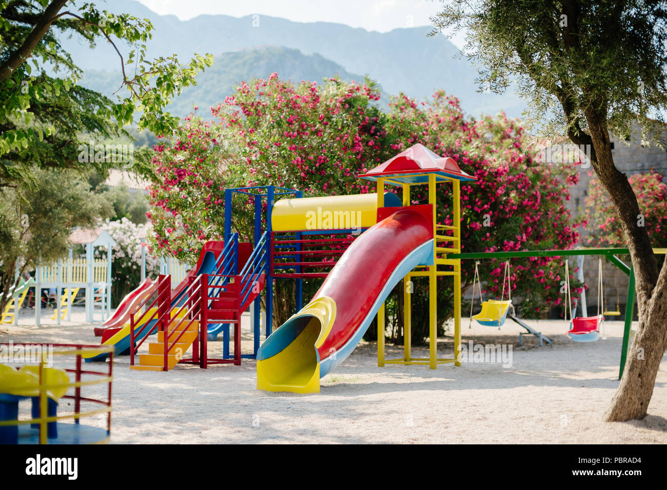 Kinderspielplatz Im Schonen Garten Mit Bergen Im Hintergrund