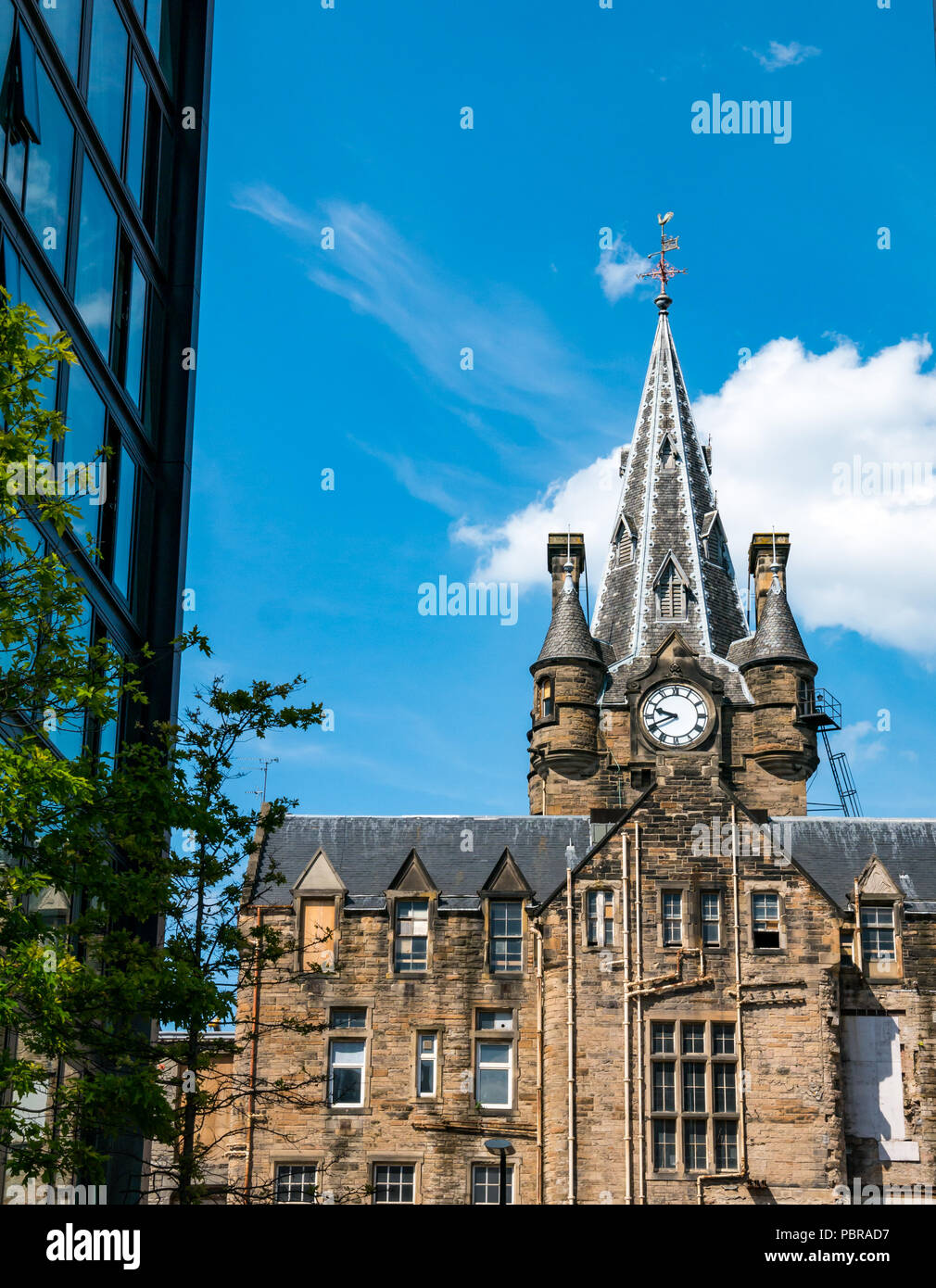 Alte und neue Gebäude am Quartermile Umwandlung des ehemaligen Royal Infirmary, mit gotischen Glockenturm, Edinburgh, Schottland, Großbritannien Stockfoto