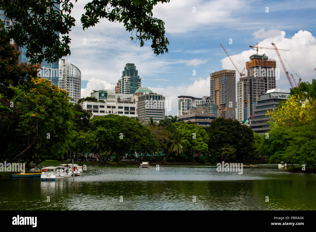 Bangkok, Thailand - 1. Mai 2018: Boote navigieren im See der Lumphini Park in Bangkok. Stockfoto