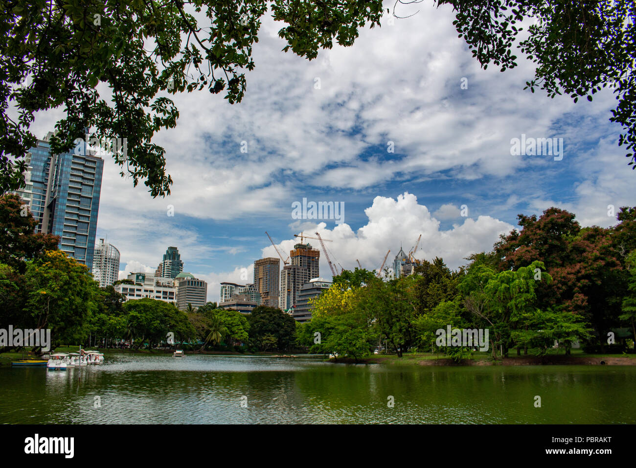 Bangkok, Thailand - 1. Mai 2018: die Skyline von Bangkok aus dem See in Lumphini Park gesehen Stockfoto