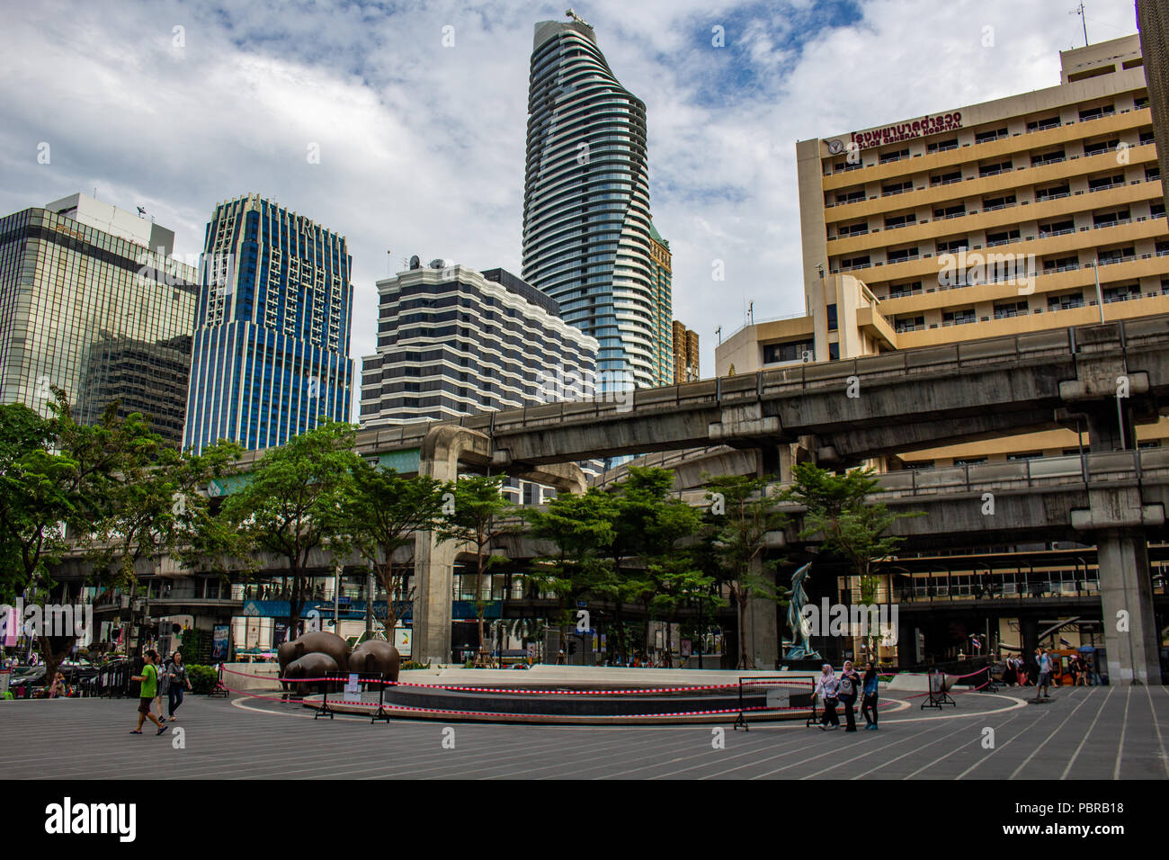 Bangkok, Thailand - 1. Mai 2018: die Skyline von Bangkok aus einem quadratischen im Siam Bezirk gesehen Stockfoto