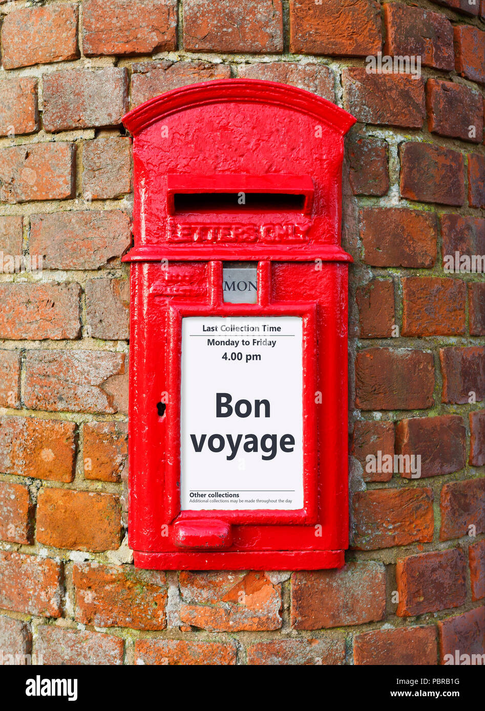 Britische Post Box mit einer Botschaft, die lautet: Bon Voyage, für eine Grußkarte Design ideal Stockfoto