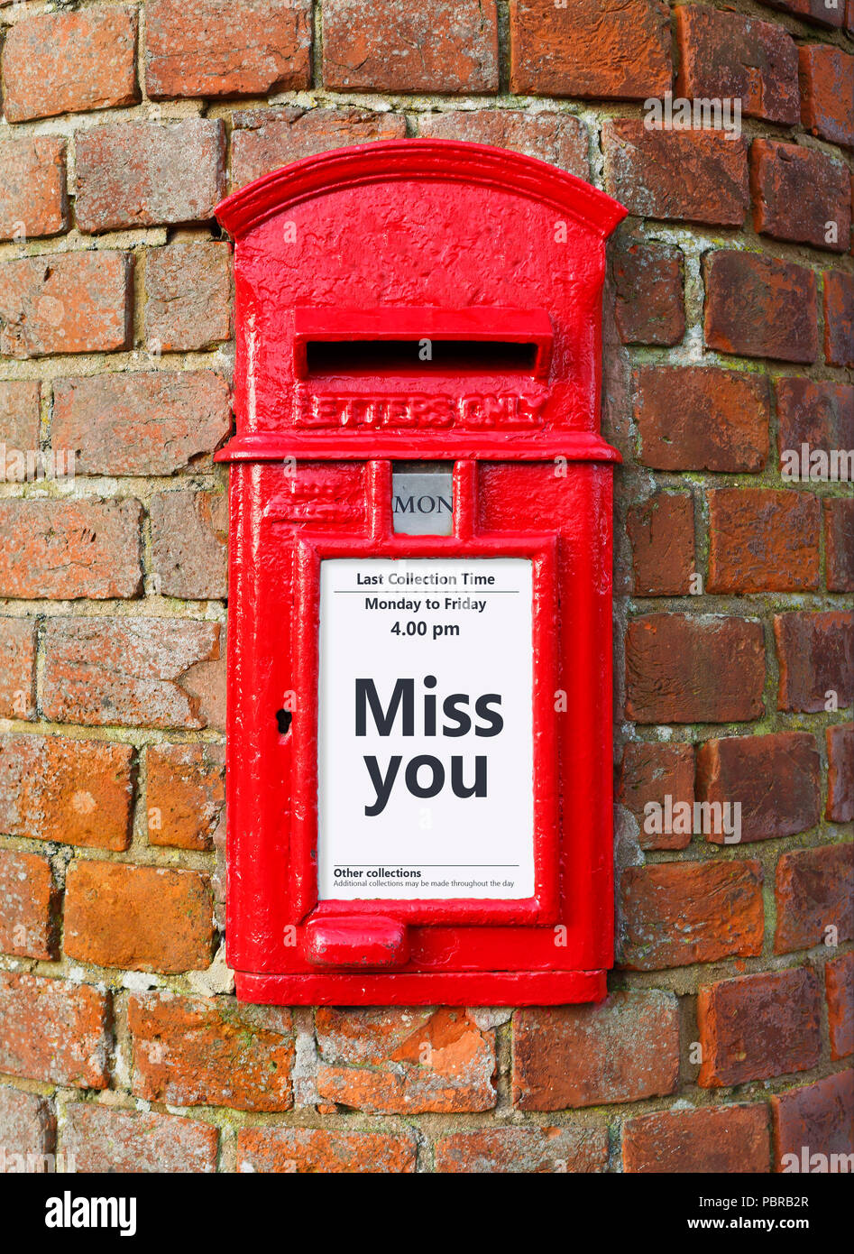 Britische Post Box mit einer Meldung fehlt Sie, ideal für eine Grußkarte design Stockfoto