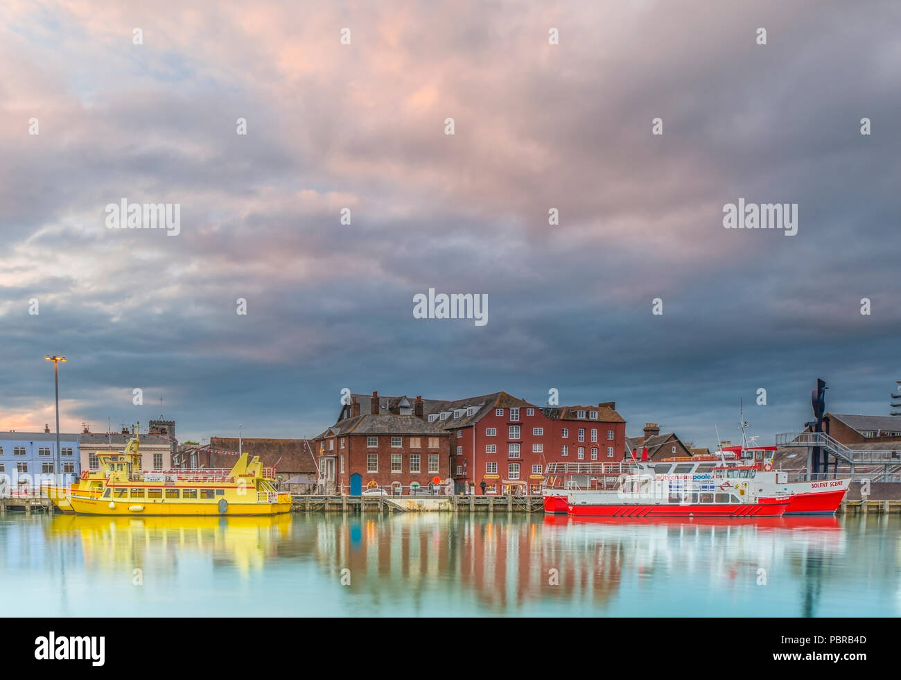 Poole Quay in Dorset während einem bewölkten Sonnenuntergang Stockfoto