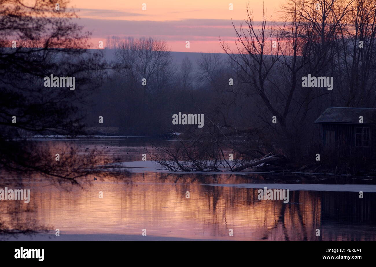 AJAXNETPHOTO. SAILLY LAURETTE, Frankreich. - Bewaldete UFER DES FLUSSES SOMME bei Sonnenuntergang. Foto: Jonathan Eastland/AJAX REF: D1 x0601 3187 Stockfoto