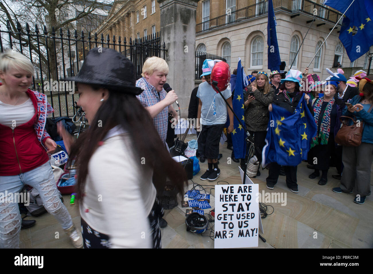 29. März 2017 - Whitehall - London - Faux Bojo (Drew Galdron) durchführen an den Protesten gegen die Unterzeichnung des Artikels 50 Auslösen der BRITISCHEN withdra Stockfoto