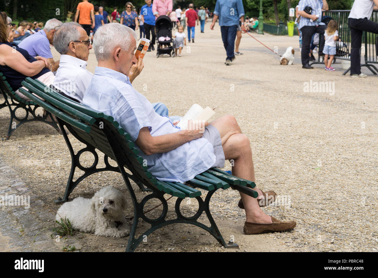 Pariser - zwei ältere Männer genießen Sonntag Nachmittag im Park Monceau in Paris, Frankreich, Europa. Stockfoto